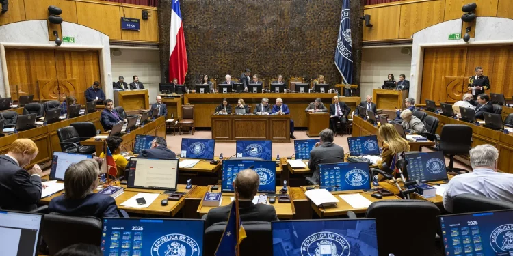 Aprueban proyecto que fija una vigencia especial para las cédulas de identidad de adultos mayores