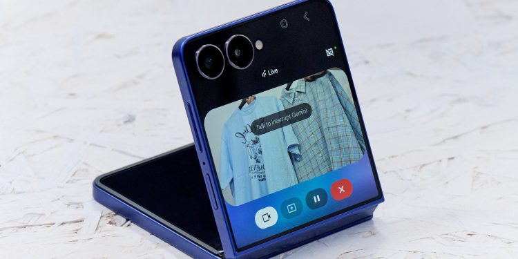 Una pantalla externa tan útil como la principal: así es como el nuevo Galaxy Z Flip7 multiplica su utilidad