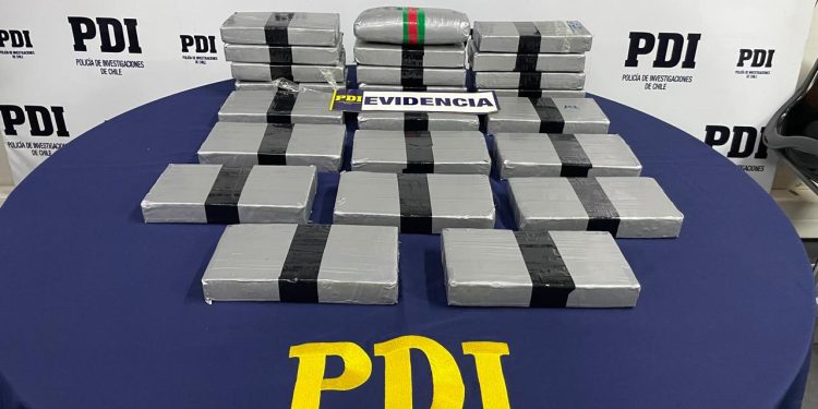 PDI detuvo a dos imputadas por tráfico: Portaban casi 25 kilos de drogas