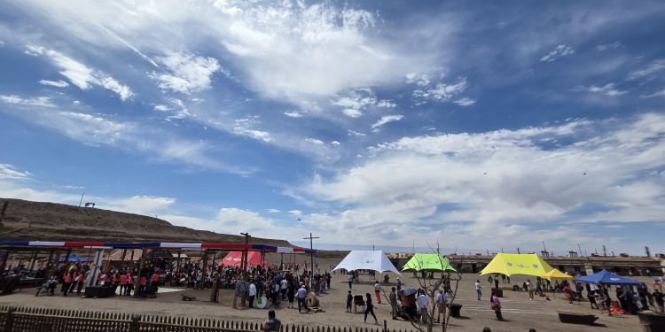 Masiva concurrencia familiar, juegos típicos, música y bailes nortinos, en celebración del 18 pampino en Salitrera Humberstone