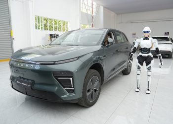 AiMOGA se convierte en el primer robot humanoide del mundo capaz de abrir puertas de autos de manera autónoma