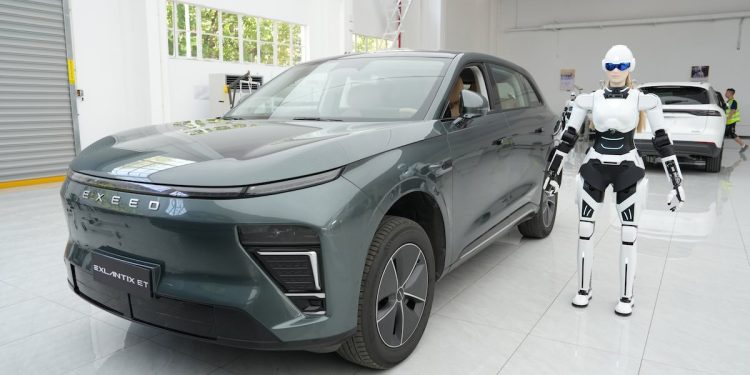 AiMOGA se convierte en el primer robot humanoide del mundo capaz de abrir puertas de autos de manera autónoma