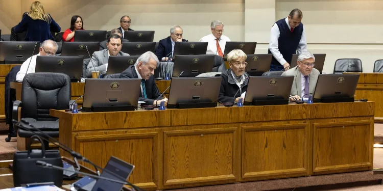 A tercer trámite proyecto que establece multa por el incumplimiento del deber de votar