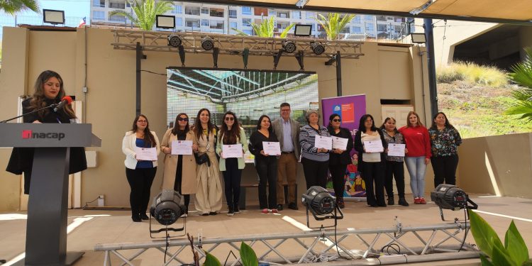 Mujeres emprendedoras de Tarapacá egresan de la Academia Mujer Emprende 2025