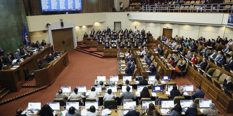 Aprobada multa por no votar y nuevos requisitos para el voto de los extranjeros