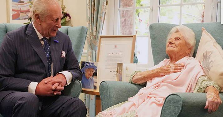 «Todas las chicas estaban enamoradas de ti y querían casarse contigo», le dijo al Rey Carlos III la mujer más longeva del Reino Unido