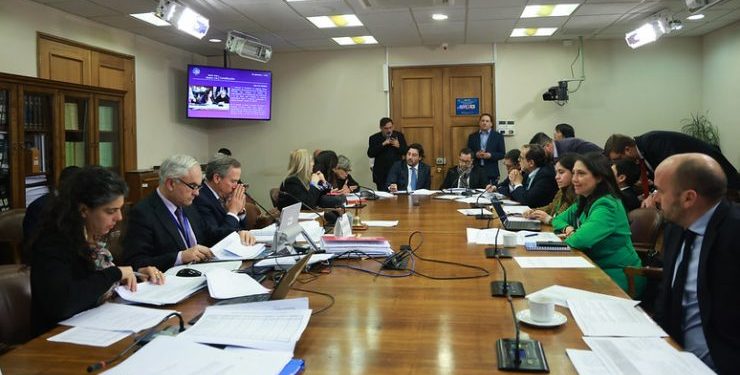 Comisión de Constitución aprobó que parlamentarios que renuncien a su partido cesen en sus cargos