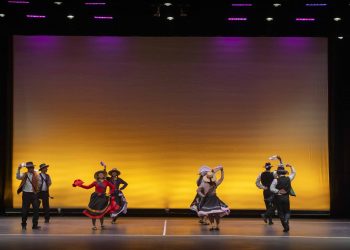Conjunto folclórico “Flor en la Arena” del Liceo de Pica representó a Tarapacá en encuentro escolar de danza nacional