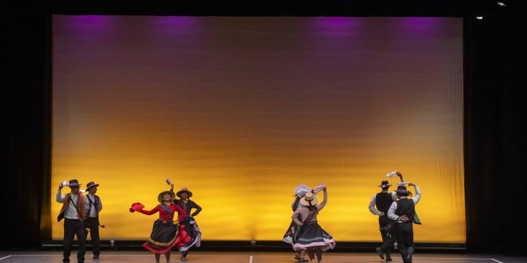 Conjunto folclórico “Flor en la Arena” del Liceo de Pica representó a Tarapacá en encuentro escolar de danza nacional