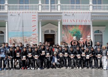 Cadetes de Deportes Iquique asistieron a charla magistral sobre exposición “Huantajaya” en Sala de Arte Casa Collahuasi