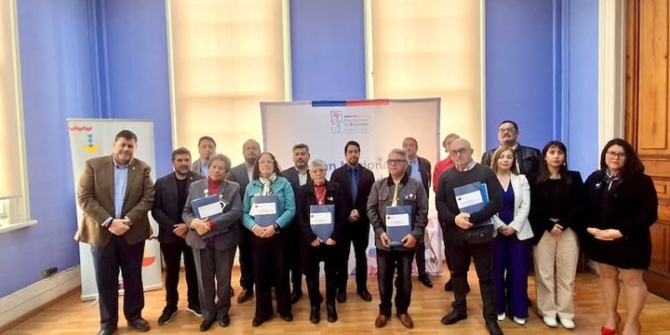 Familiares de víctimas de desaparición forzada en Tarapacá recibieron carpetas con antecedentes de sus seres queridos