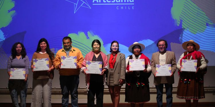 Dos Artesanas regionales logran premio nacional Sello de Excelencia a la Artesanía 2025