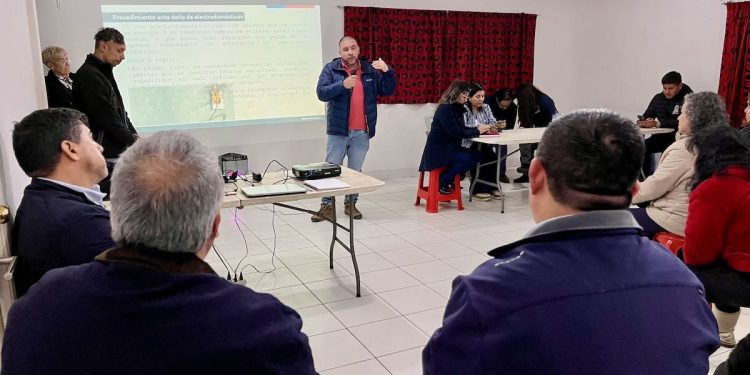 Dirigentes de Alto Hospicio sostienen reunión con autoridades para abordar mejoras en el servicio eléctrico