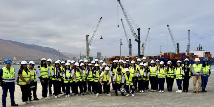 Estudiantes de Colegio Inglés conocen el rol del Puerto de Iquique
