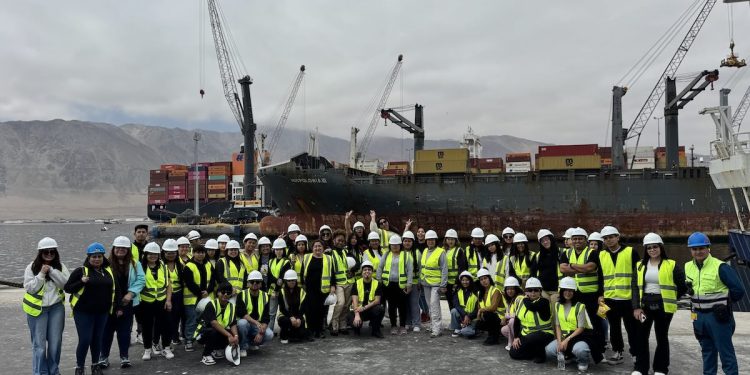 Estudiantes de Comercio Exterior de UNAP conocen desafíos y oportunidades del Puerto de Iquique