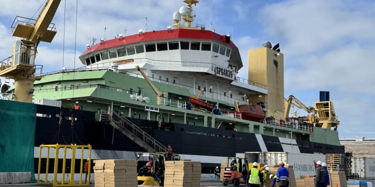 Continúa recalada de buques factoría en el Puerto de Iquique
