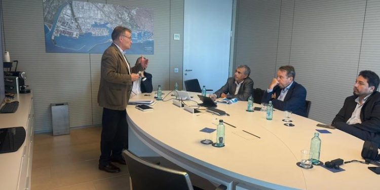 Municipalidad de Iquique busca generar alianza con Barcelona tras visitas técnicas a importantes áreas logísticas