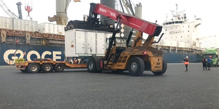 En Puerto de Iquique recaló nave con baterías Bess para proyecto energético