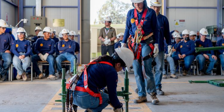 Jóvenes del Liceo de Pica se vinculan con empresas de la industria local y Collahuasi a través de innovador plan de prácticas