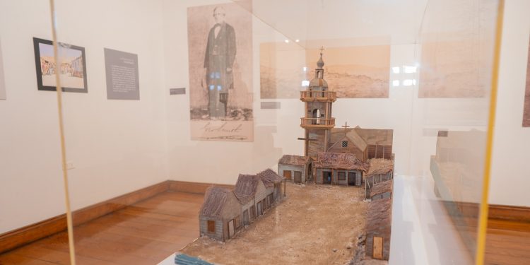 «Huantajaya: El Inicio de la Minería en Chile» se expone en Sala de Arte Casa Collahuasi