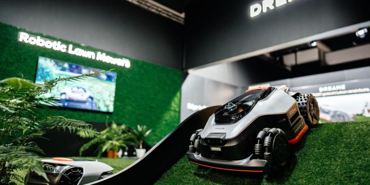 Robots suben escaleras y dejan el jardín perfecto / Llegan a Chile en 2026