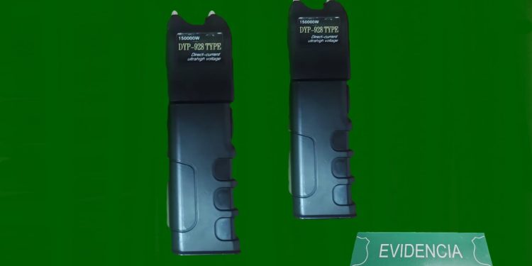 Carabineros detuvo a dos bolivianos que portaban pistolas Taser