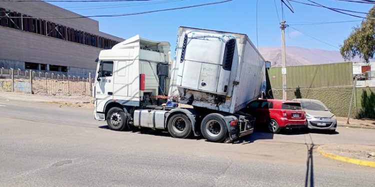 Un camión retrocedió sin control, arrastró dos autos y paró en un muro que destruyó en casa de condominio