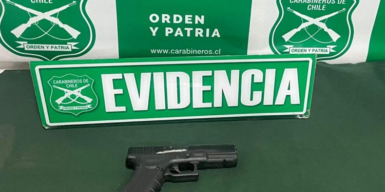 Accidente vehicular en Alto Hospicio termina con dos adolescentes detenidos por porte de arma de fuego