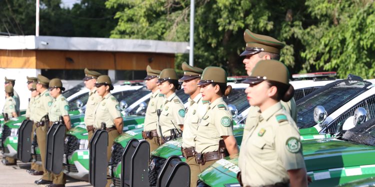 Psicólogo, sastre, nutricionista y más: Carabineros abre vacantes de trabajo para civiles con sueldos superior a $2 millones