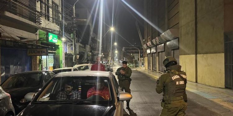 Carabineros intensifica fiscalizaciones en Iquique: 7 detenidos y 5 infracciones a la Ley de Alcoholes