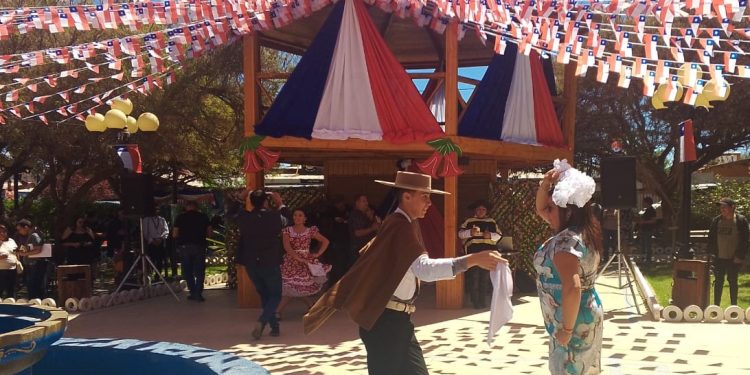 Pica comenzó el Mes de la Patria con esquinazo y tradiciones en la Plaza de Armas