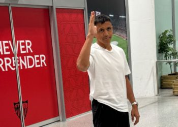 Alexis Sánchez firmó por el Sevilla