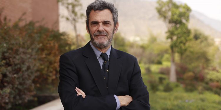 Bots y desinformación: Experto advierte que el problema podría corroer las democracias