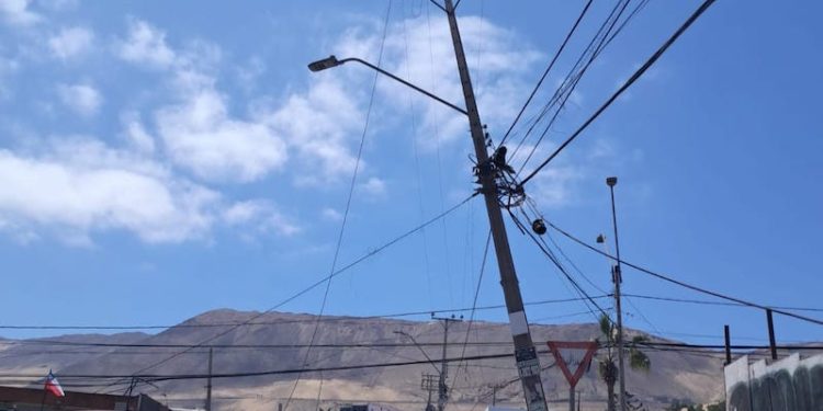 Poste chocado en sector sur de Iquique dejó sin suministro eléctrico a mil 152 clientes de CGE
