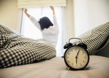 Cambio de hora: Guía rápida para no desajustar el sueño y cuándo consultar a un especialista  