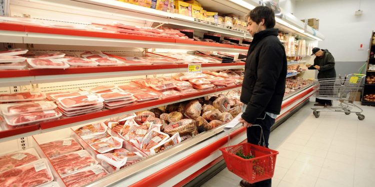 IPC anotó nula variación en agosto: destacó baja del pan y el vino; y precio de la carne mostró alzas
