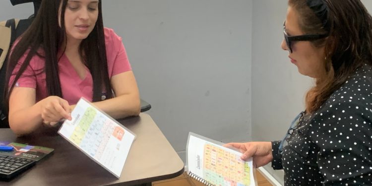 Hospital de Arica inició entrega de comunicadores de baja tecnología a personas con autismo