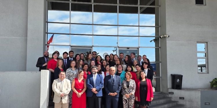 Juzgado de Familia de Iquique conmemora 20 aniversario con entrega de reconocimientos a la trayectoria de funcionarios