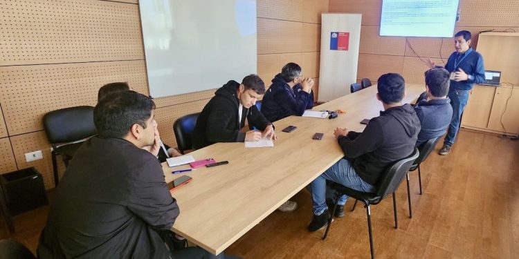 Profesionales de la salud de Alto Hospicio se forman en generación distribuida y uso eficiente de la energía