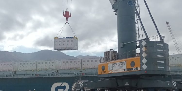 Puerto de Iquique recibe cargamento de baterías Bess para proyecto solar