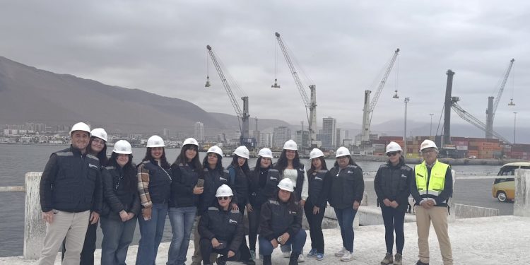 Futuros profesionales en Comercio Exterior destacan rol del Puerto de Iquique en economía regional