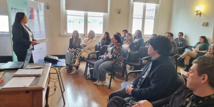 Fortalecen competencias de equipos SENDA Previene y de Servicio Salud para atención primaria