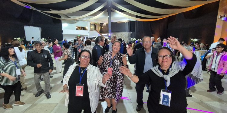 Personas mayores de Huara disfrutan de inolvidable celebración en Iquique con turismo y fiesta del recuerdo