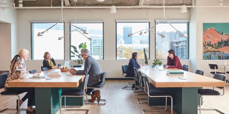 ¿Cuáles son los pros y contras de ir presencialmente al trabajo?