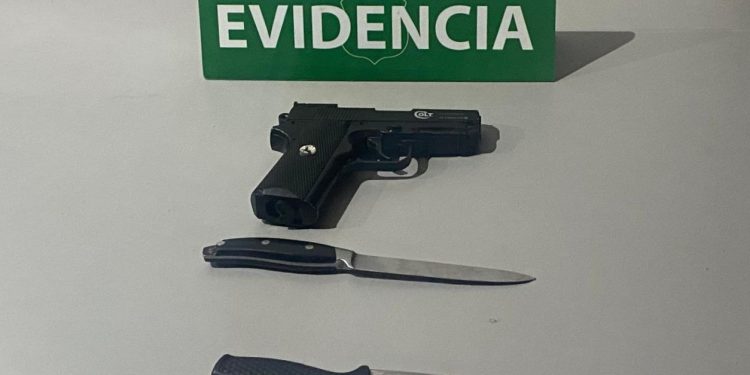 Detienen a hombres que portaban armas al interior de vehículo