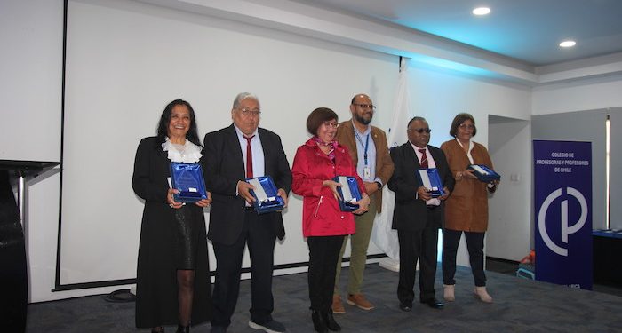Colegio de Profesores destacó a maestros ariqueños por más de 30 años de docencia