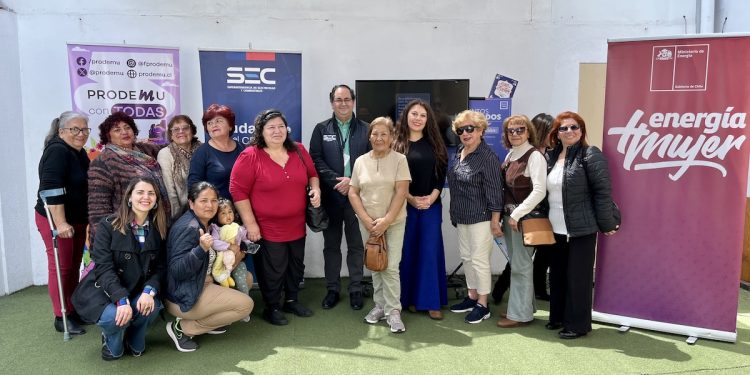Mujeres se capacitan en energía segura y eficiente en Iquique