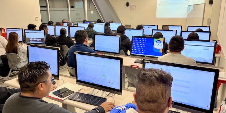 Dan inicio al curso Instalador/a de Infraestructura de Carga para Vehículos Eléctricos en Tarapacá