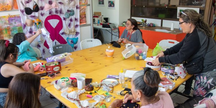 Mujeres de Iquique plasman arte y conciencia en lienzo contra el cáncer de mama