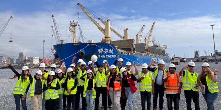 Futuros ingenieros(as) de la UNAP conocieron en terreno la operación del Puerto de Iquique